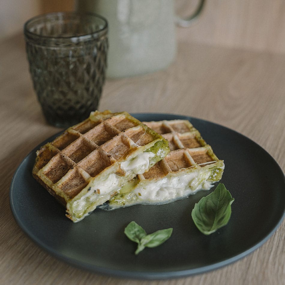 Gaufre fourrée salée au pesto et à la mozzarella coulante