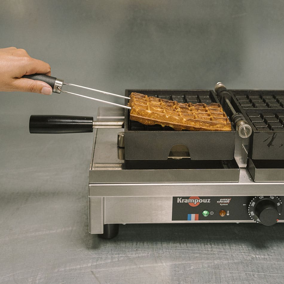 Gaufrier Krampouz en utilisation dans une cuisine professionnelle