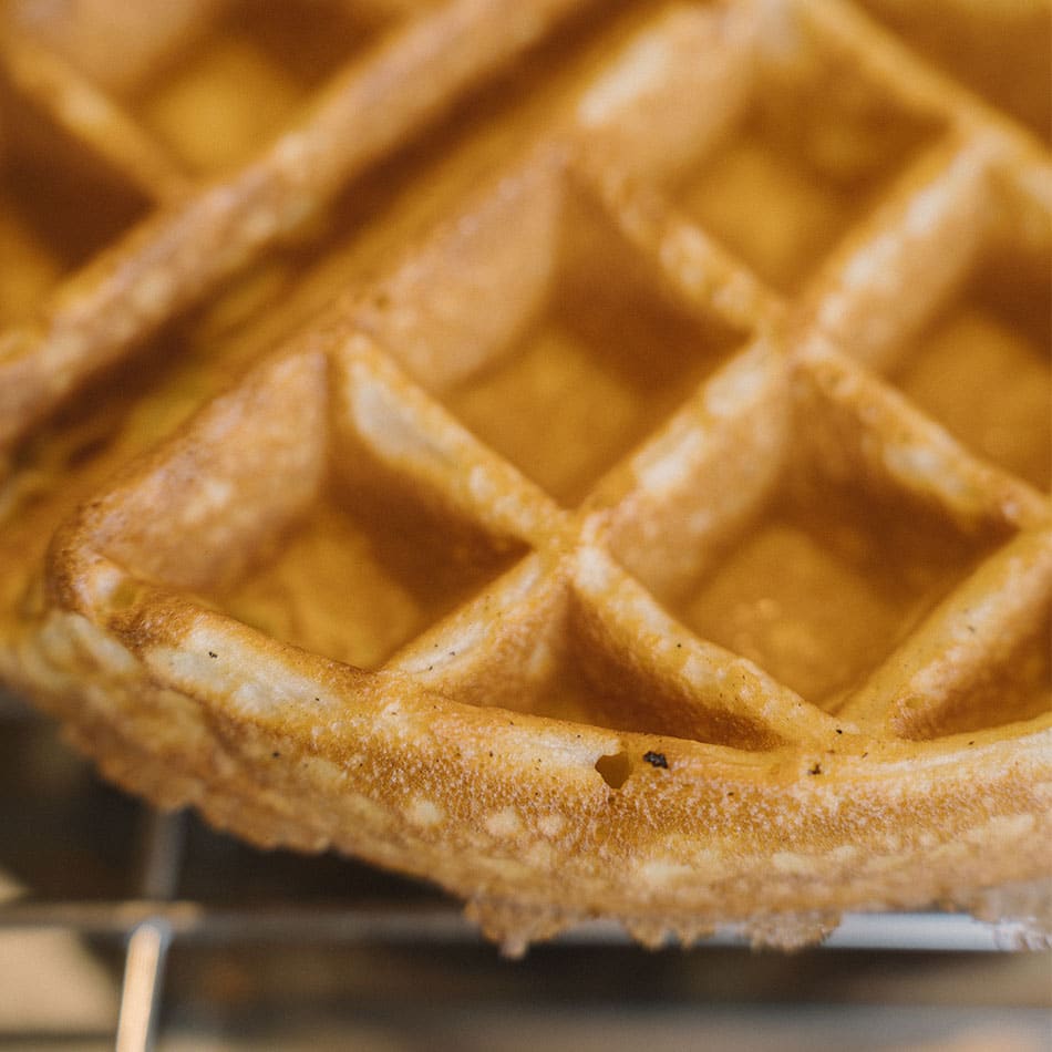 Zoom sur une gaufre de Bruxelles ronde croustillante