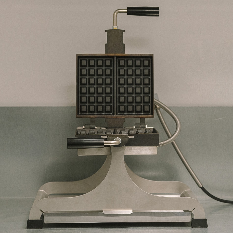 Gaufrier Bruxelles tournant Krampouz ouvert sur un plan de travail professionnel