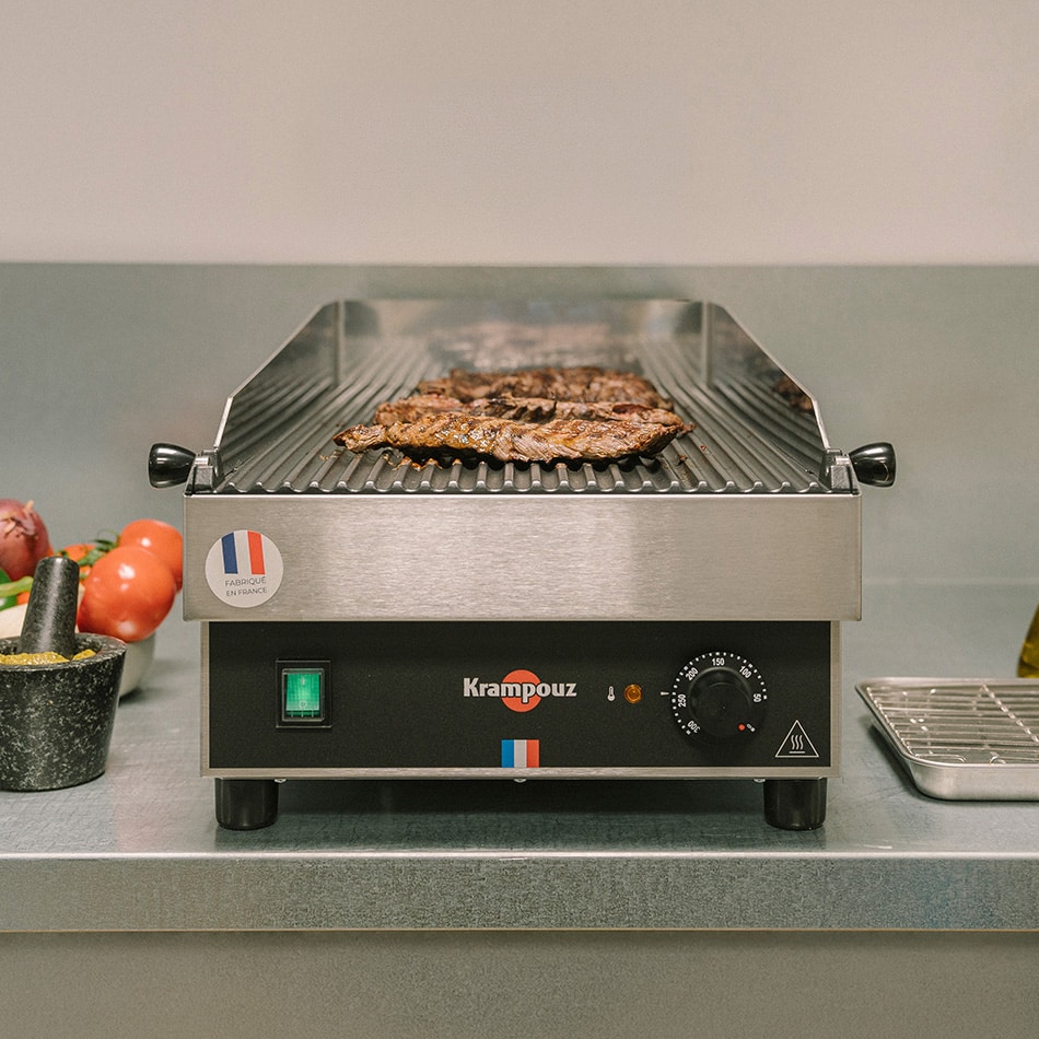 Plancha Gril Krampouz en utilisation dans une cuisine professionnelle