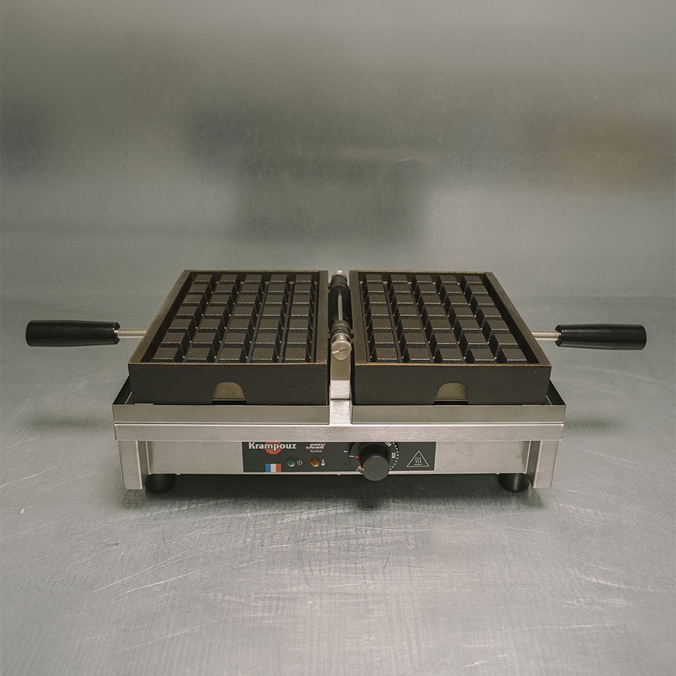 Gaufrier 5x7 Bruxelles Krampouz sur un plan de travail professionnel