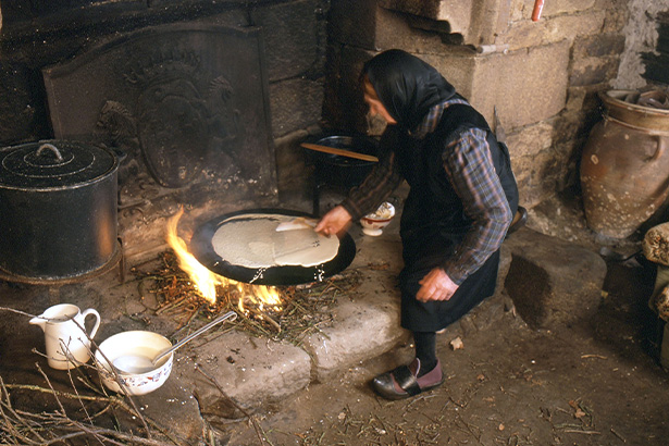 KRAMPOUZ, DER ERFINDER DES CRÊPEGERÄTS